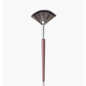 Caia borste - Säljer en helt oanvänd Caia Highliter Fan Brush borste dö den ej kommer till användning. Är helt oanvänd och är i bra skick!!🥰