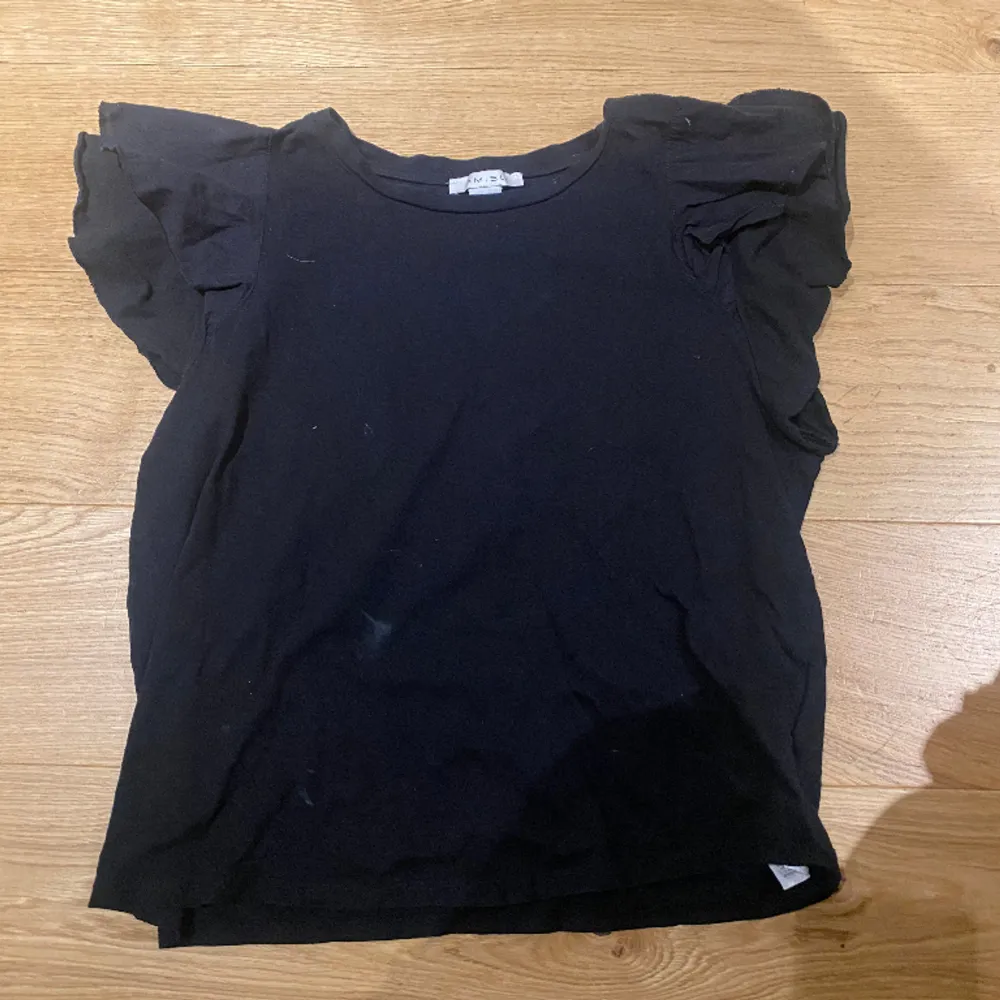 Hej💕 Jag säljer denna svarta tröja från New yorker pga att den kommer inte till användning längre💕 Skicket är bra men lite smuts men jag tvättar tröjan innan så den är helt ren!💕 Priset kan diskuteras!❤️. T-shirts.