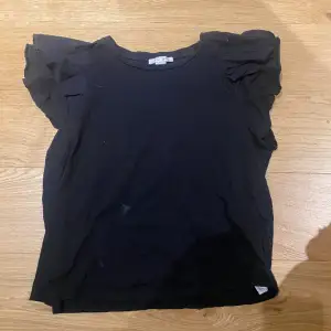 Hej💕 Jag säljer denna svarta tröja från New yorker pga att den kommer inte till användning längre💕 Skicket är bra men lite smuts men jag tvättar tröjan innan så den är helt ren!💕 Priset kan diskuteras!❤️