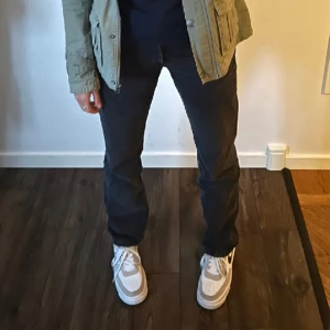 Zara jeans - Populära zara jeans straight. Säljer då de tyvärr blivit för små