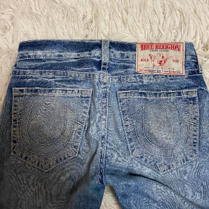 True religion  - Säljer dessa as feta true religion byxor som är baggy på mig som är runt 160cm. Midjemåtten är ca 40cm tvärs över! Jag är 160 och de är lite långa på mig men är perfekta med skor! ❤️❤️