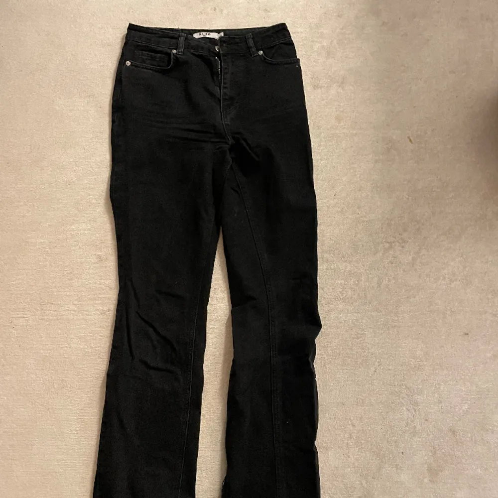 Svarta jeans med dragkedje detalj på baksidan av benet, byxorna har inga defekter. Ord pris 400kr. Jeans & Byxor.