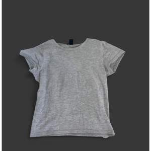 Säljer min ljusgråa kortärmade topp/ t-shirt ifrån prettylittlething. Finns inga defekter på den, köparen står för frakten! 