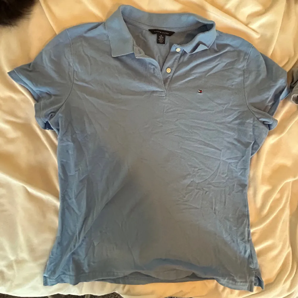 Säljer denna blåa piké tröjan! Skriv ifall du har intresse🥰. T-shirts.