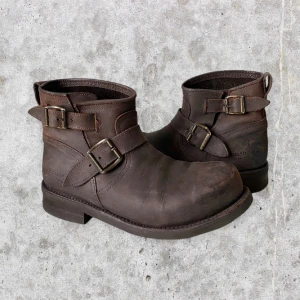 Primeboots low bruna - Skitsnygga boots!!! Knappt använda, i fint skick :) Äkta Primeboots. Tror det är herr, ser ut så och känns så.