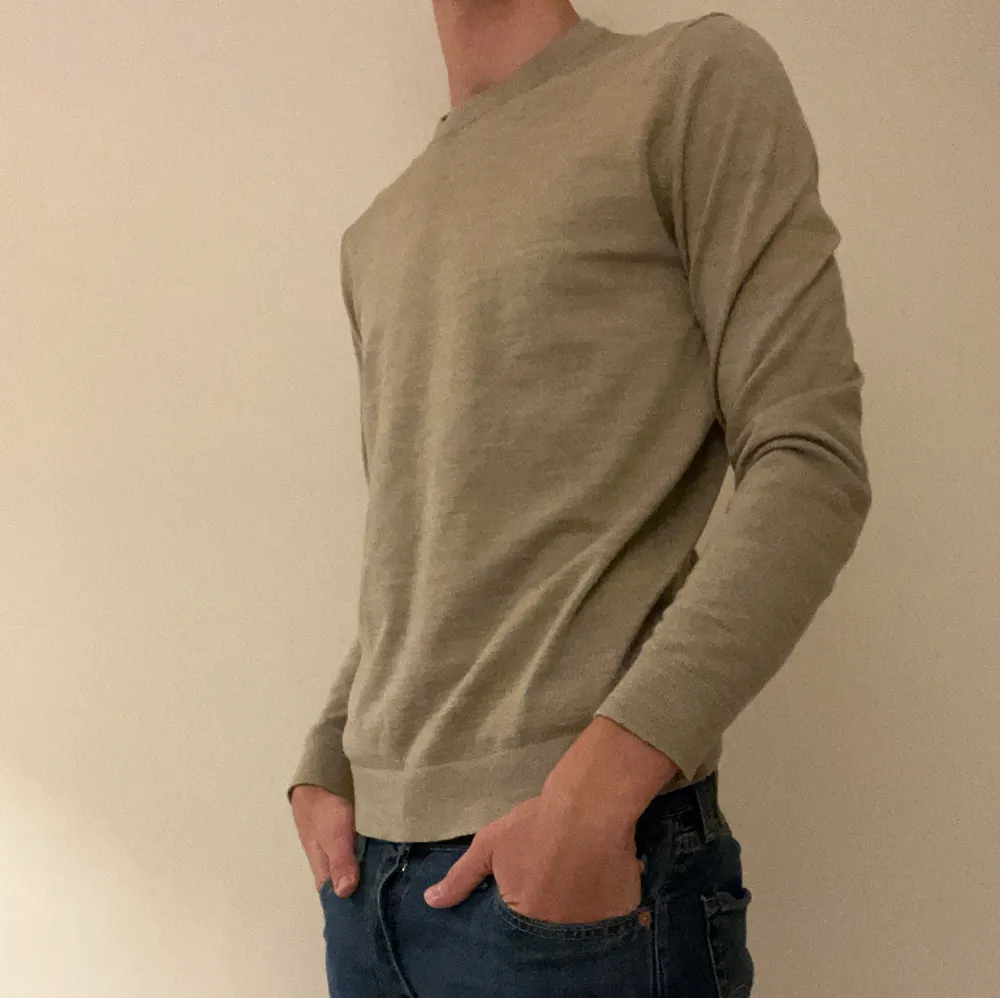 Selected Homme Sweater • Väldigt bra skick på tröjan, och väldigt bekväm. Passar perfekt med en tröja under eller ingen alls! Storlek M/L. Tröjor & Koftor.