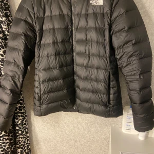 The north face jacka - Säljer min nortface jacka, knappt använt den, den har jätte bra skick.