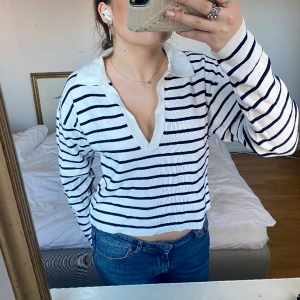 Randig tröja💕 - Stretchig tröja med v ringning och ribbat tyg, super skön och knappt använd! skriv om du har frågor eller för fler bilder