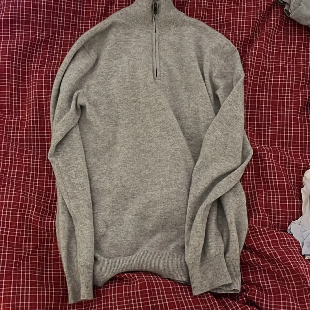 Säljer denna sjukt snygga gråa half zip från Davida Cashmere, tröjan är i toppskick och har knappts används Nypris:2500kr Skick:9/10. Stickat.