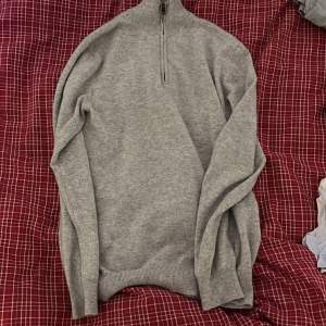 Säljer denna sjukt snygga gråa half zip från Davida Cashmere, tröjan är i toppskick och har knappts används Nypris:2500kr Skick:9/10