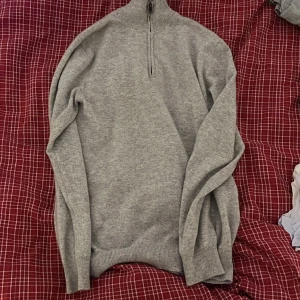 Davida Cashmere half zip - Säljer denna sjukt snygga gråa half zip från Davida Cashmere, tröjan är i toppskick och har knappts används Nypris:2500kr Skick:9/10