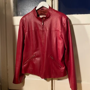 röd skinnjacka  - jättefin vintage skinnjacka som jag säljer då den inte kommer till användning✨✨, funkar på mig som är S men fungerar även fint för strl. M