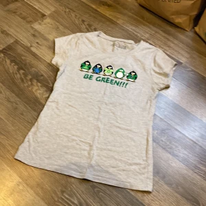 En vanlig grå tröja med märke på - Den är jätteskönt att sova i och man sover väldigt bra i den tröjan