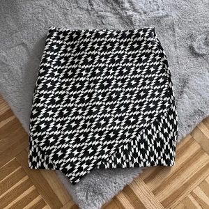 Kjol S H&M  - Toppskick! Oanvänd. Så gott som ny 