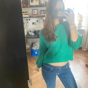 Trekvartsärmad tröja💚🍀 - Världens finaste tröja i grönt💚🤩 så snyggt med trekvartsärmat, som ny!! Står storlek L men passar xs till L 