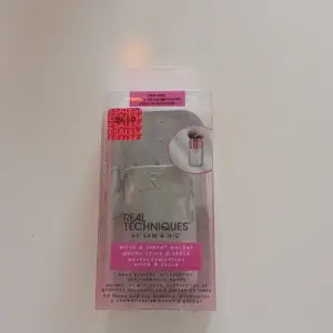 Hållare till borstar/sminkborstar från real techniques. Helt ny med förpackning!!