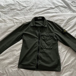 Stone Island overshirt - Välanvänd overshirt som jag köpt ifrån CareOfCarl (nypris: 4399kr) för 2-3år sedan. Tyvär finns inget kvitto kvar, men man kan scanna QR-kod och se att den är äkta!  Storlek L sitter bra på M också.  Skick 9/10. 