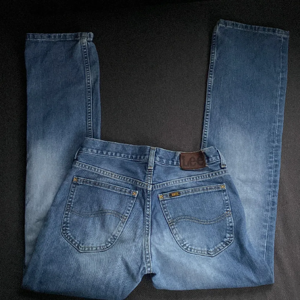 Vintage lee jeans, skulle säga att dom är midwaist, midjemått ca 35cm, innerbenslängd ca 80cm, fint skick inte mkt använda . Jeans & Byxor.
