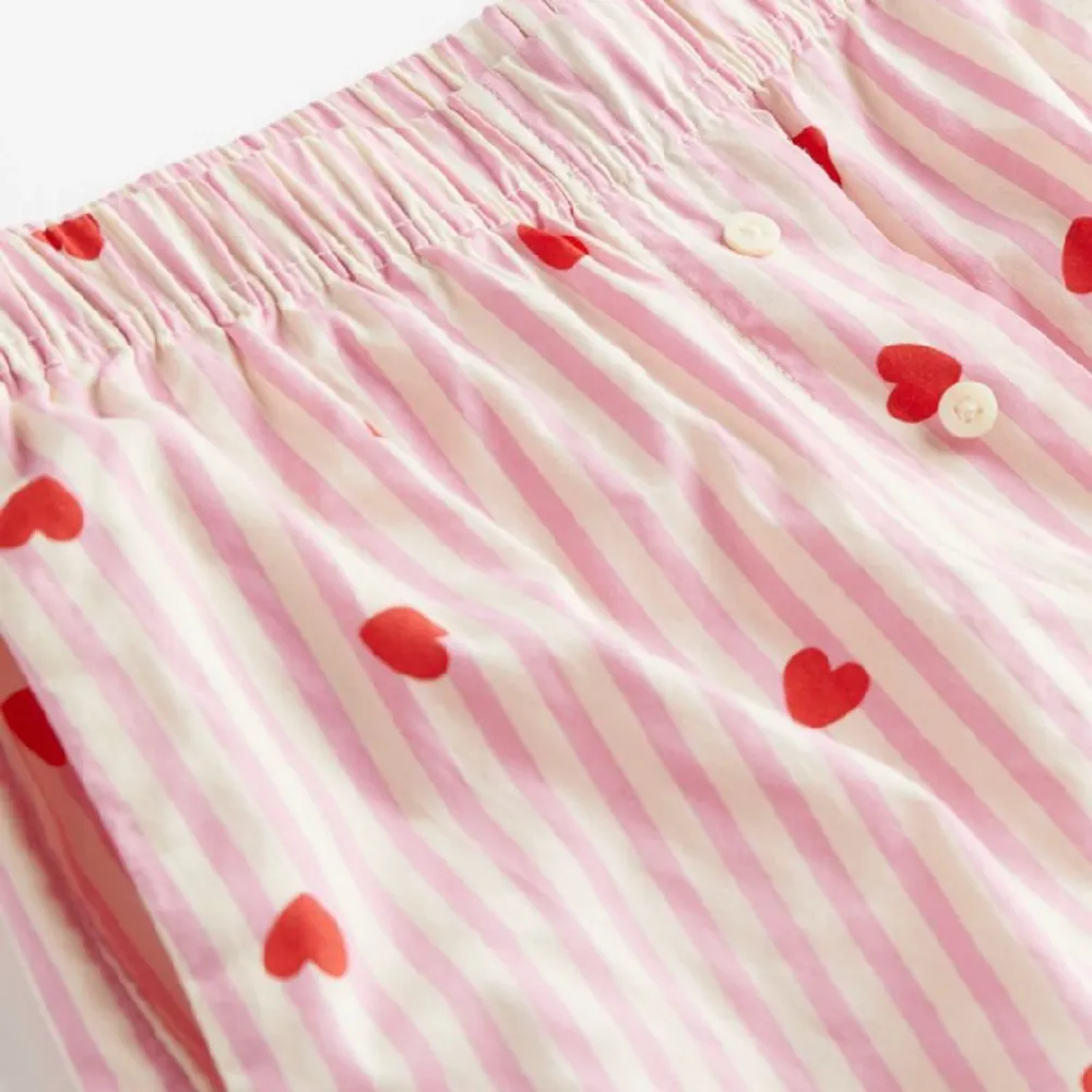 Säljer H&Ms helt slutsålda pyjamasbyxor med hjärtan på 💌Helt nya med lappar kvar! . Jeans & Byxor.