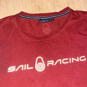 En mycket fin Sail Racing t-shirt. Bra skick, Originalpris: 550kr  Hör av er vid frågor! 