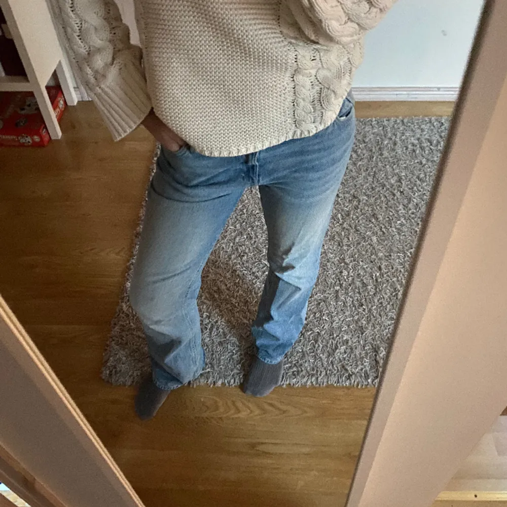 Lågmidjade bootcut jeans från monki! Använt ett fåtal gånger och nypris är 500 kr🌟. Jeans & Byxor.