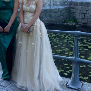 Balklänning  - min älskade balklänning som är använd endast 1 gång, inga fläckar eller hål!🫶🏻i stolek 34 skulle jag gissa på men har gått och sytt ditt en knapp så det går att få den till en 32 (kom privat för mer info o bild)nypris:6000 mitt pris:2500kr🫶🏻