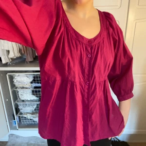 Rosa blus - Storlek L, ger en fluffigare volym på blusen, jättesöt! Jag använder den som är S. 