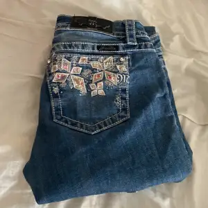 Säljer mina skitsöta miss me jeans i storlek 29, signature cuffed skinny. Säljer pga de är för stora, midjan är 39cm tvärs över, längden är bra på mig som är 167 ☺️
