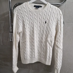 Ralph Lauren  - Ralph Lauren superfin tröja. Äkta. Märkt L men ganska liten i strl.