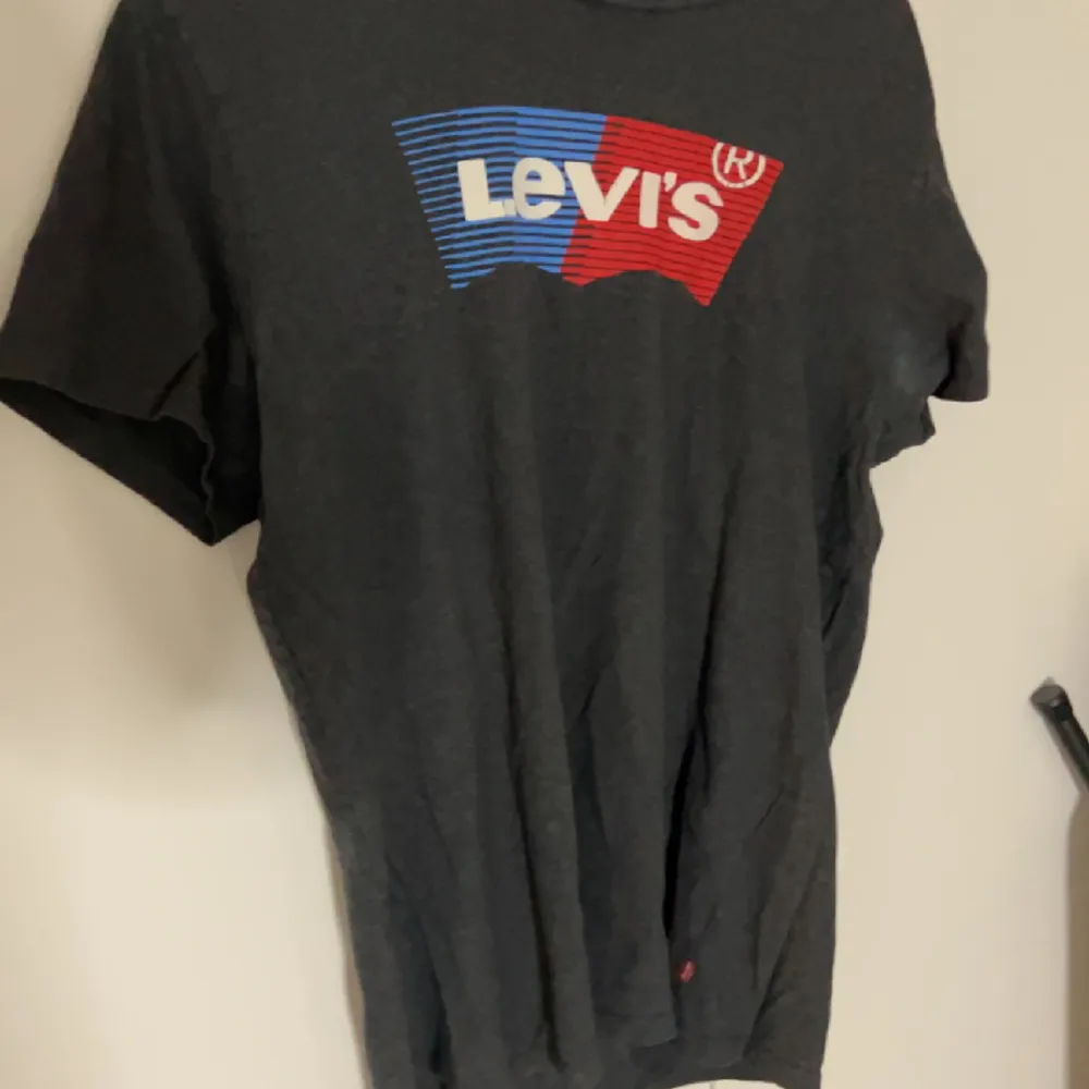 Vanlig grå Levis t shirt. T-shirts.