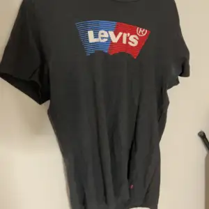 Vanlig grå Levis t shirt