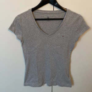 Grå Tommy hilfiger t-shirt - Grå Tommy Hilfiger t-shirt💞