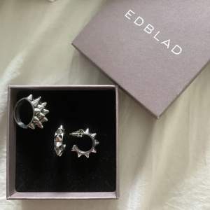 Säljer den populära Edblad ringen i silver och även matchande örhängen💕 säljer pga jag bytt till guldsmycken, ringen är i storlek 17,5💕 köp båda för 380 eller endast ringen för 250 och örhängena för 150💕 nypris 399kr styck!