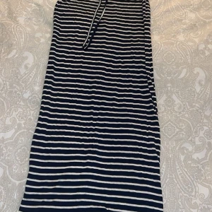 Tajt randig lång kjol - Jätte fin blå och vit randig tajt kjol med liten slits vid fötterna, längden är inprincip bra om man är 163-174, storlek M men passar dem flesta storlekar skulle jag säga❤️väl använd men inge defekter alls! Kontakta gör bättre bilder 