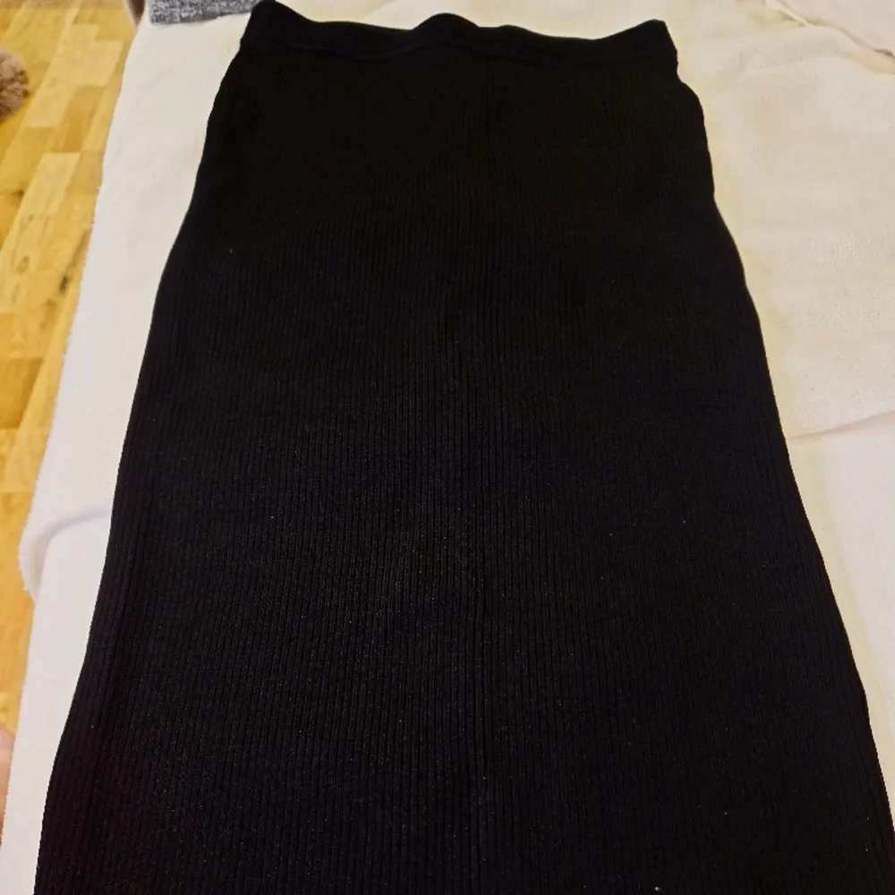 beautiful black pencil skirt. 65% viscose. used only once.. Kjolar.