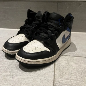 Jordan 1 royal blues - Säljer ett par Jordan 1 royal blues som är i använt skick och har en del synliga slitage men som går att fixa 