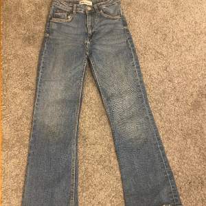 Jag säljer mina bootcut/flare jeans ifrån Zara eftersom dom är för korta. Jag skulle absolut säga att jeansen är små i storlek, byxorna är i fint skick❤️