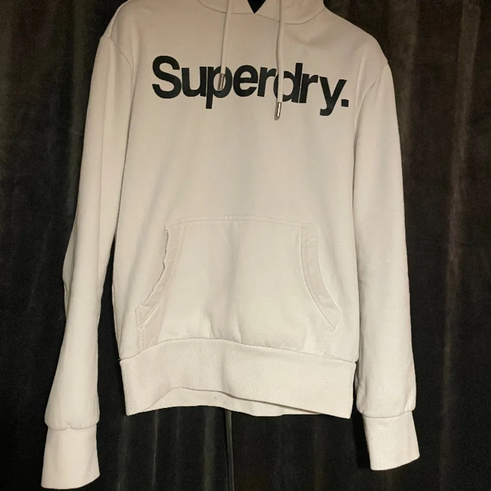 Säljer denna hoodie från Superdry, storlek S. Skicket är bra. Nypris ca 1000 kr. Ba att höra av sig om frågor uppstår.. Hoodies.