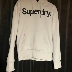 Säljer denna hoodie från Superdry, storlek S. Skicket är bra. Nypris ca 1000 kr. Ba att höra av sig om frågor uppstår.