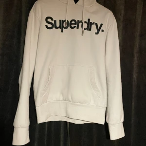 Vit Superdry hoodie, storlek S - Säljer denna hoodie från Superdry, storlek S. Skicket är bra. Nypris ca 1000 kr. Ba att höra av sig om frågor uppstår.