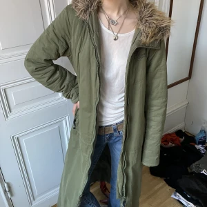 Kappa - Militärgrön lång dunkappa. Väldigt varm och mysig. Passar mig som är stl S och 165 cm lång. Köpt second hand men i bra skick. Pris kan diskuteras. Frakt tillkommer men kan annars mötas upp vid Medborgarplatsen i Stockholm. 