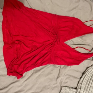Röd topp - Använt 1 gång, bra skick, fin som festtopp, till sommaren eller bara till vardags!