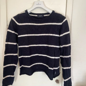STICKAD TRÖJA 500 - Super fin stickad tröja från holebrook, köpt för 1300kr, sparsamt använd!! Fler bilder privat, perfekt nu till våren 🤩🥂🍸🫒