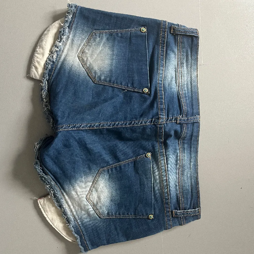 Jeansshorts med snygga detaljer!  Midjemått rakt över: 38 cm Längd: 25 cm  Storlek: 29  Märke: ABC jeans  Hör av er vid frågor💛. Shorts.