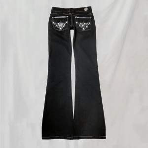 Midja:70 innerben:85 Svarta bootcut jeans med rhinstones. Uppskattar passa en XS. Skulle säga att de sitter low/midwaist. Storlek 