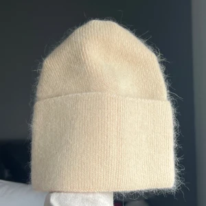 Beige Kasmirmössa  - Tunn beige kasmirmix mössa. Så fin och mjuk! Passar alla 