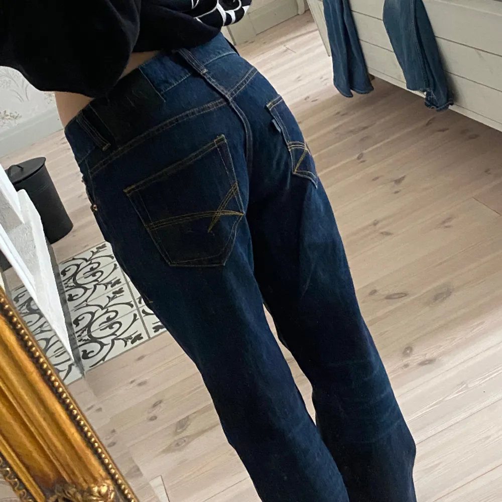 Skitcoola jeans som jag köpt secondhand. Väldigt bra färg på jeans då det passar till allt och outfiten ser mer exklusiv ut. Jag är 160 cm. Hör av dig ifall du har frågor💕. Jeans & Byxor.