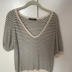 Basic topp  - En basic kortärmad tröja från Filippa K. Sitter lite lösare runt armarna och är en perfekt bas tröja