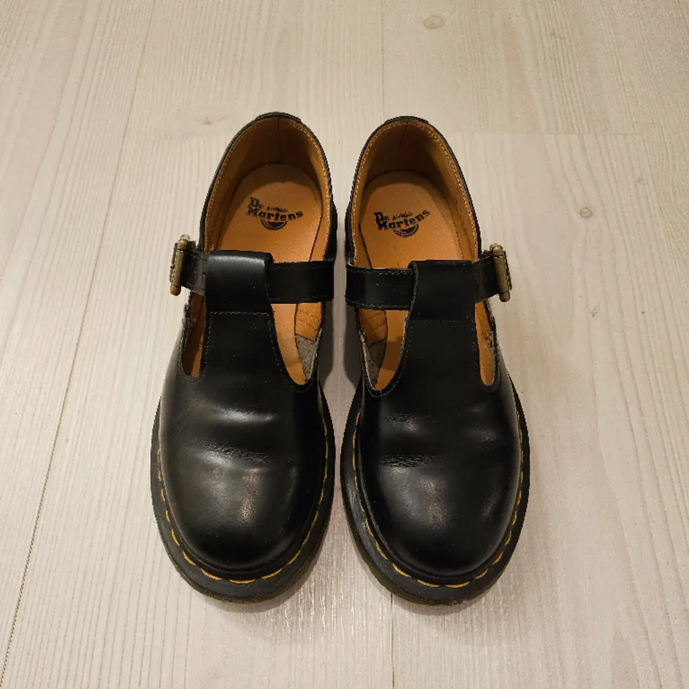 Ett par superfina Mary Jane-skor från Dr. Martens i storlek 37, knappt använda. De köptes för 1900kr och är i mycket gott skick! . Skor.