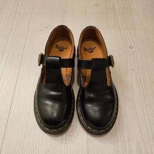 Ett par superfina Mary Jane-skor från Dr. Martens i storlek 37, knappt använda. De köptes för 1900kr och är i mycket gott skick! 